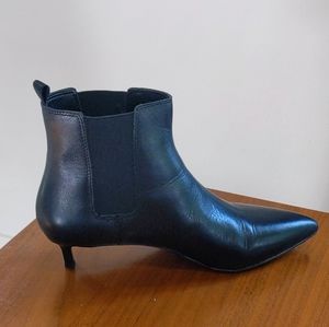 Black leather banana republic kitten heel booties size 6.5 like new